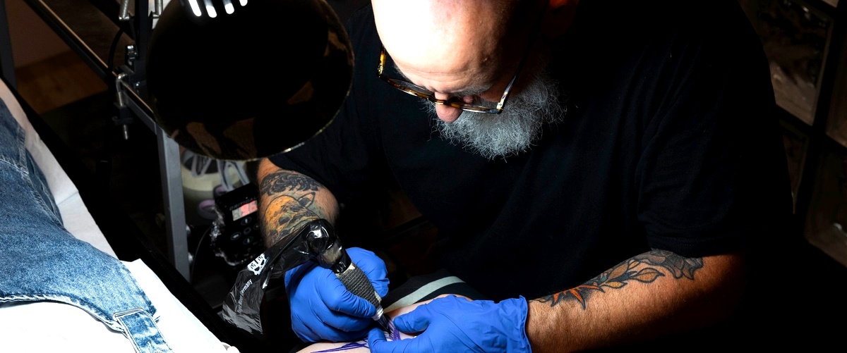 ¿Cuál es el nombre de la profesión de los tatuadores?